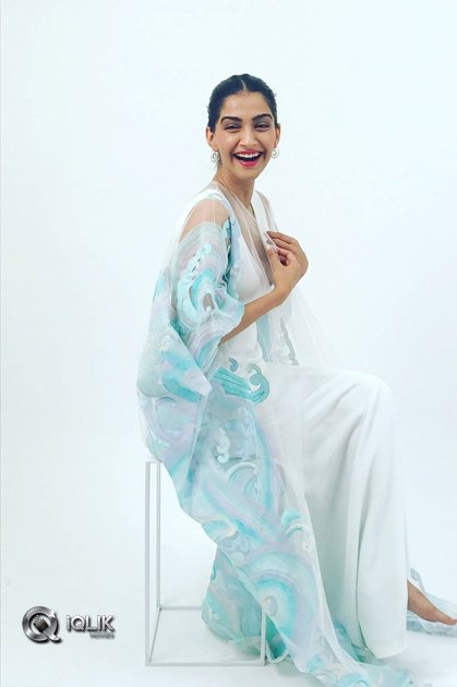 Sonam-Kapoor-At-Cannes-Festival